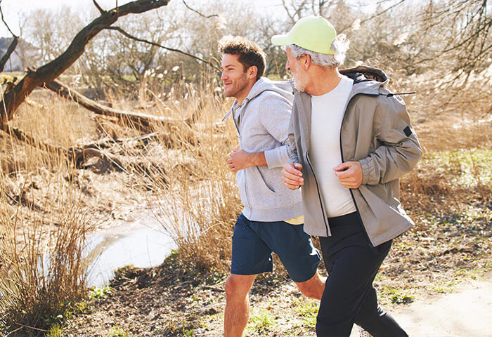 älterer und junger Mann joggen gemeinsam