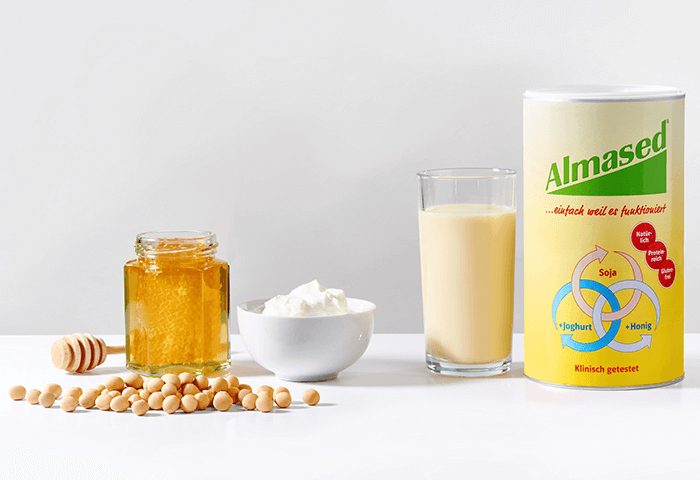 Almased Original 500g Dose gemeinsam mit Soja, Honig und Joghurt platziert