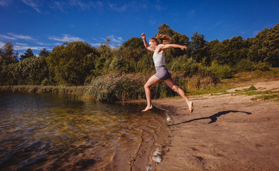 Franka springt ins Wasser