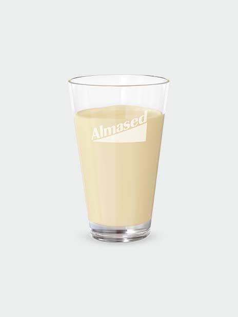 Glas randvoll mit Almased Shake während des 4 Wochen Diätplans
