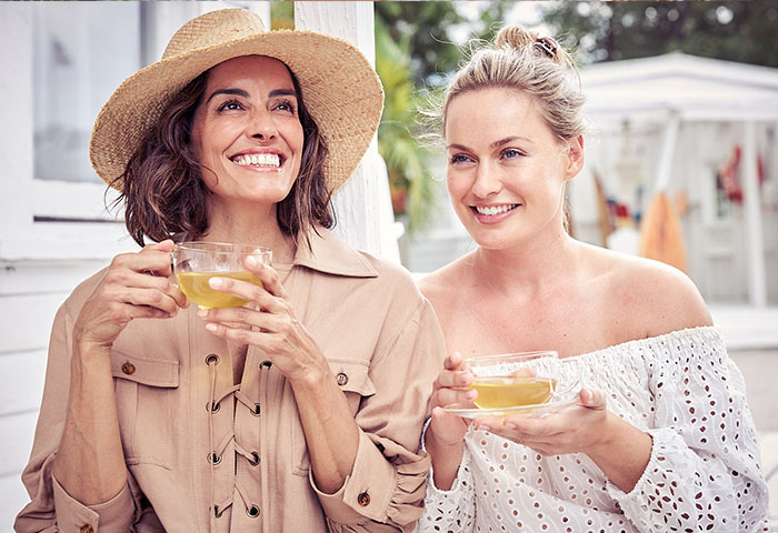 2 Frauen genießen den Almased Vital-Tee