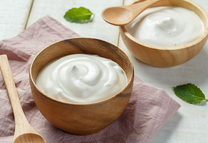 wertvoller Magermilch-Joghurt in einer Bambusschale