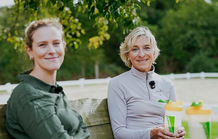 zwei Frauen auf einer Bank