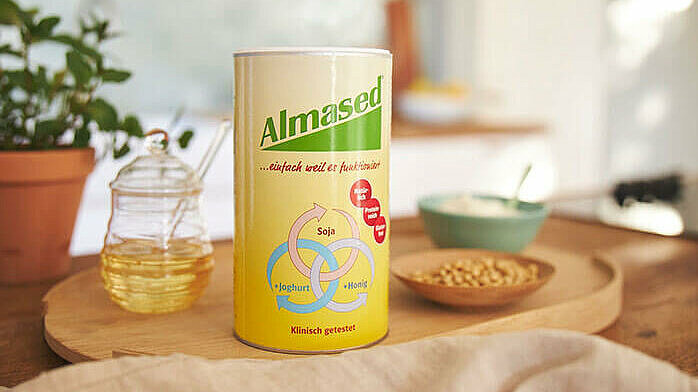 Almased Original Dose 500g dekoriert mit Soja, Honig und Joghurt auf Holztablett zum effektiven Abnehmen