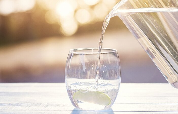 Wasser-in-Glas-füllen-trinken-foerdert-Saettigung