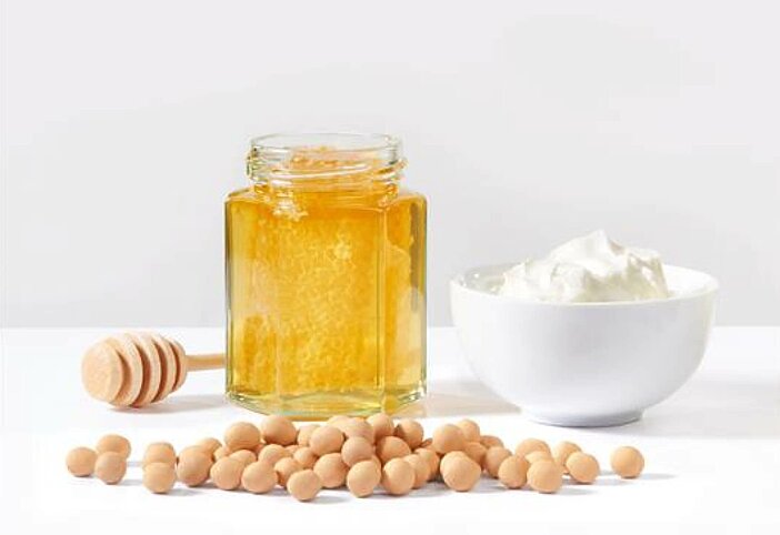 Ein Glas Honig, Soja und Joghurt, die Komponenten, die helfen den Stoffwechsel anzuregen