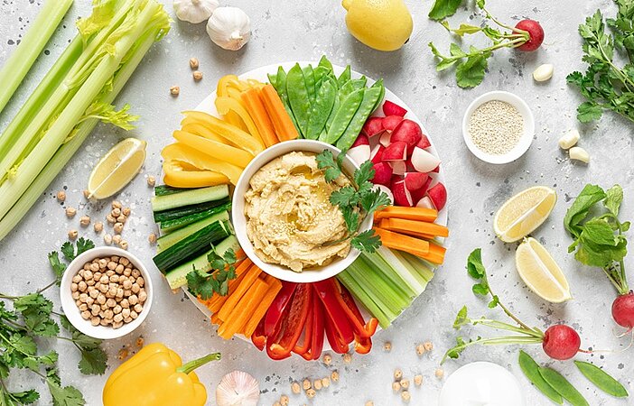 Hummus-Gemuesesticks-gesund-Rohkost-Snack-bei-Heisshunger