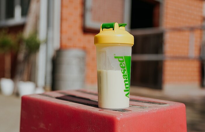 Almased Shake im Pferdestall
