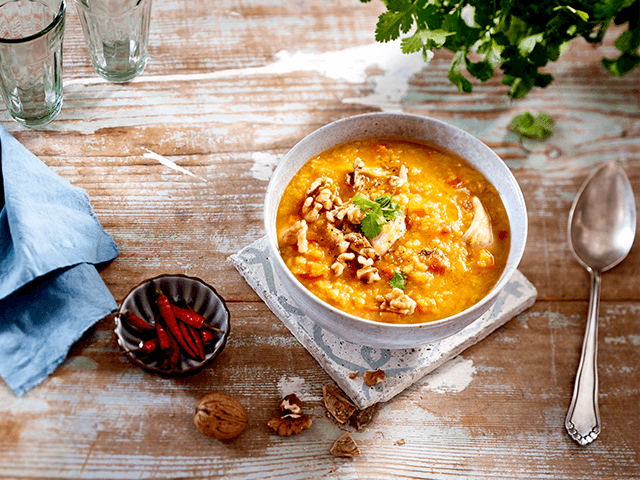 Rote Linsen-Orangensuppe mit Hähnchenbrust und Ingwer