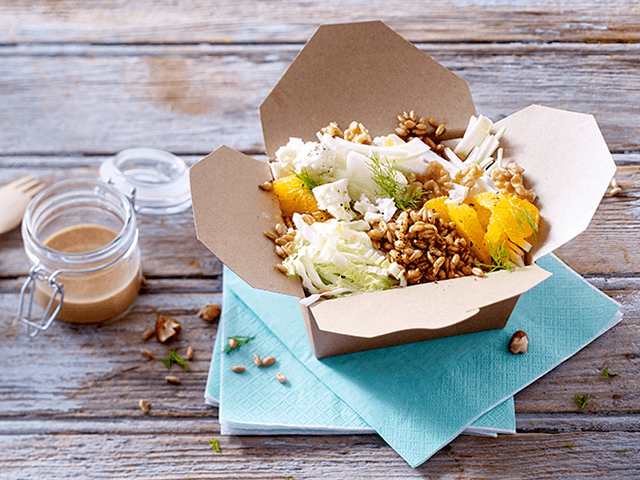 Chinakohl-Fenchelsalat mit Dinkel, Orangen und Walnüssen