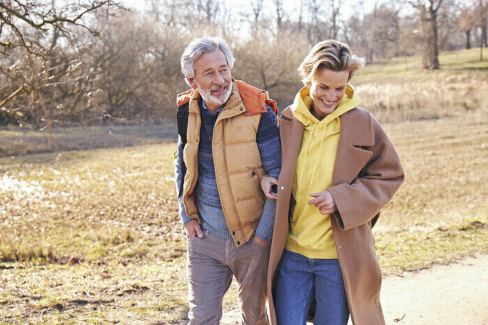 älteres Paar spaziert um den Stoffwechsel anzuregen