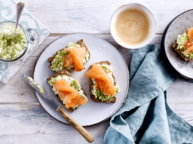 Eiweißbrot mit Avocado-hüttenkäsecreme und Räucherlachs