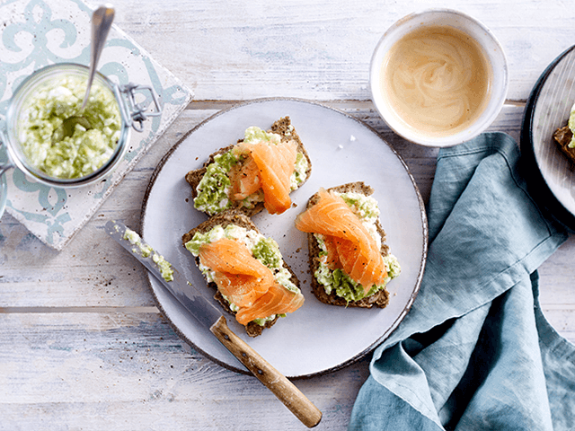 Eiweißbrot mit Avocado-Hüttenkäsecreme und Räucherlachs