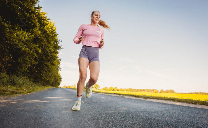 Franka am Joggen auf der Landstrasse