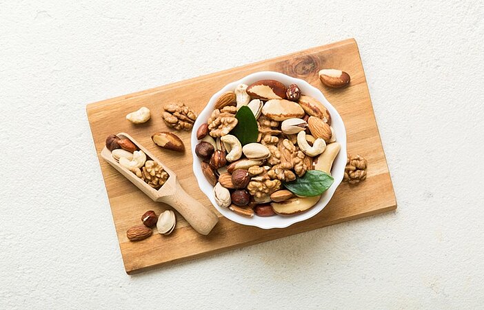 Schuessel-mit-Nuessen-enthalten-gute-Fette-und-Magnesium
