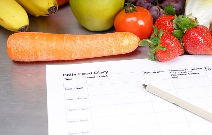 Diabetes-Gerichte-Obst-und-Gemuese-neben-Notizzettel