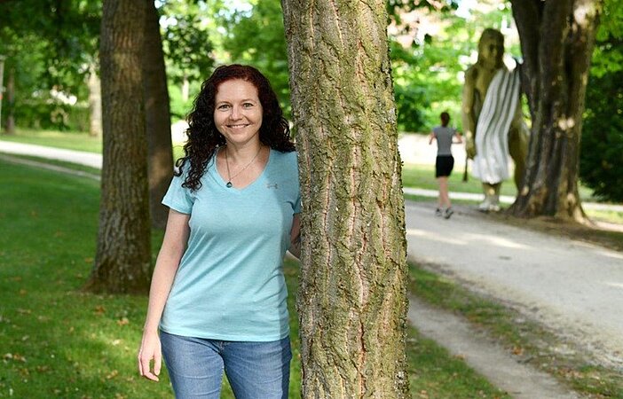Frau, die mit Abnehmshakes abgenommen hat posiert im Park