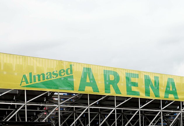 Almased Schriftzug auf einem Banner an der Almased Arena in Uelzen 