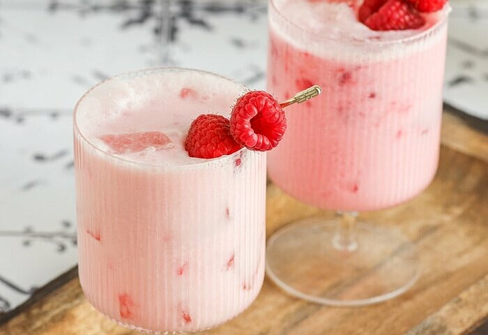 Himbeer Milchshake im Glas 