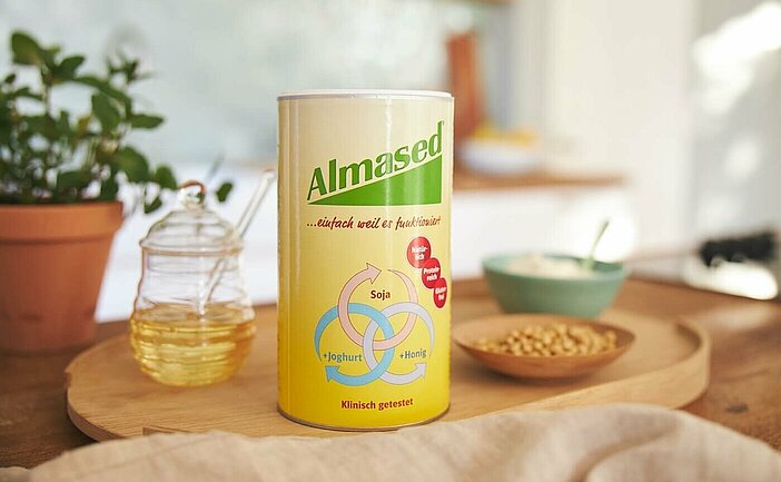 500g Dose Almased-Original mit Soja, Honig und Joghurt auf einem Tisch, ein Produkt in gewohnt hoher Qualität
