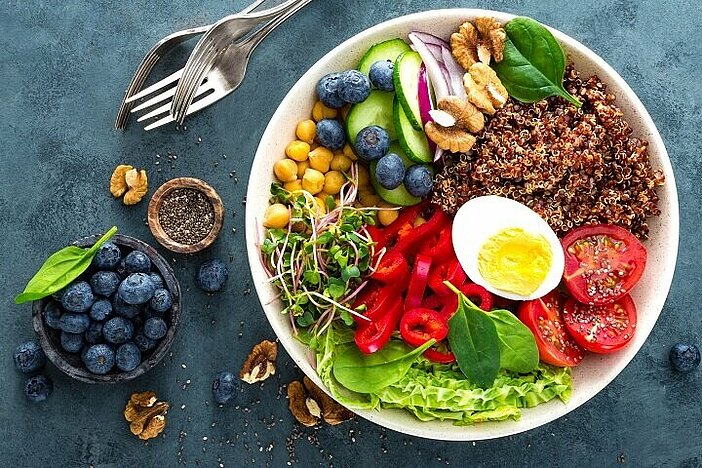 Teller mit Obst, Gemüse, Ei und Sprossen für die richtige Ernährung bei Diabetes