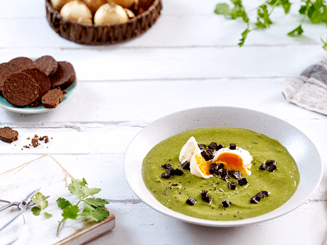 Brokkoli-Spinatsuppe mit pochiertem Ei und Pumpernickel-Croutons