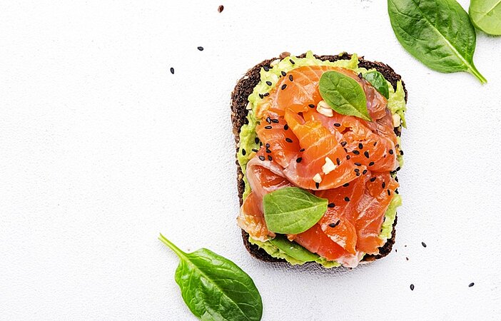 Vollkornbrot-mit-Lacks-und-Avocado-gesund-gute-Fette