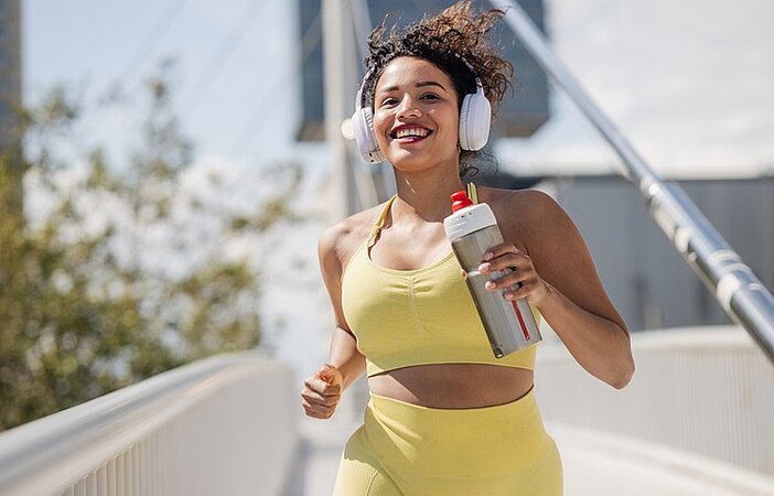 Junge Frau geht joggen für einen Stoffwechsel Boost