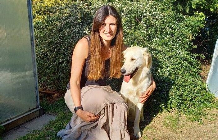 Junge Frau, die mit Abnehmshakes abgenommen hat, posiert mit Hund