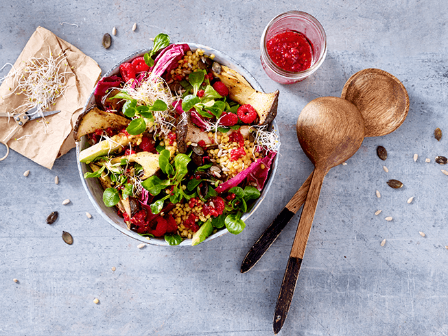 Bunter Salat mit Avocado, gelben Linsen, gebratenen Kräuterseitlingen und Himbeer-Dressing