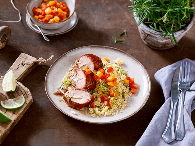 Gefülltes Schweinefilet mit Rosmarin im Schinkenspeck-Mantel, Couscous und Aprikosen-Paprikasalsa