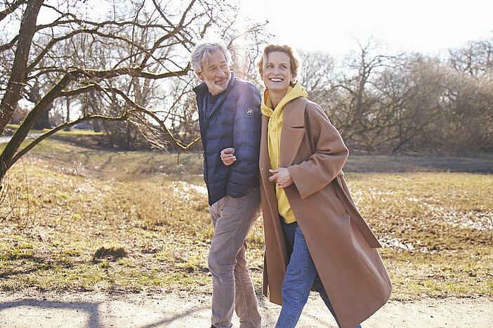 älteres Paar beim Spaziergang