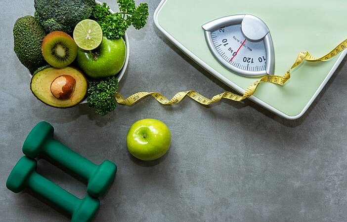 Waage, Maßband, Obst und Gemüse symbolisieren die Effekte des Glukose-Tricks