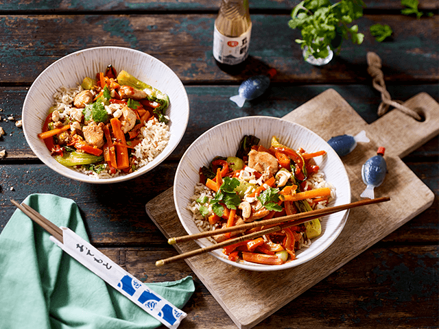 Teriyaki-Hähnchen mit Wildreis, Pak Choi, Paprikastreifen und Möhren aus dem Wok