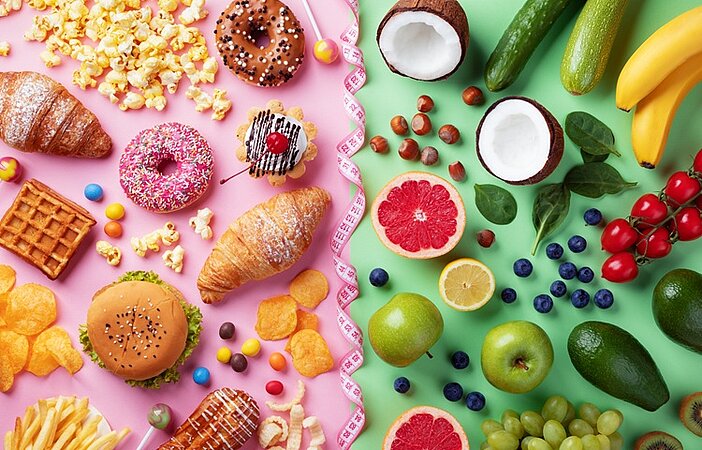 fast-food-und-gesunde-Lebensmittel-geteilt-durch-Maßband