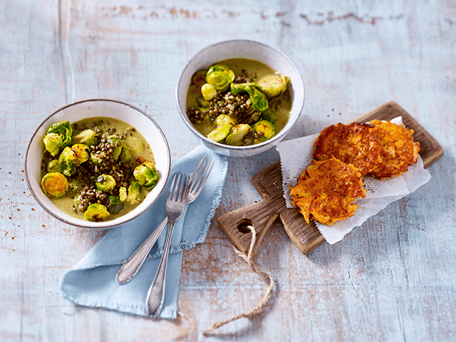 Rosenkohl-Curry mit grünen Linsen und Möhrenplätzchen