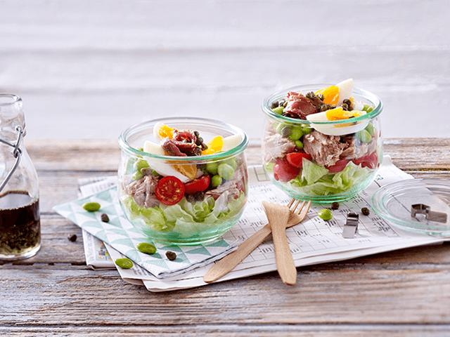 Nizzasalat mit Thunfisch, Edamame, Ei und Kürbiskern-Dressing
