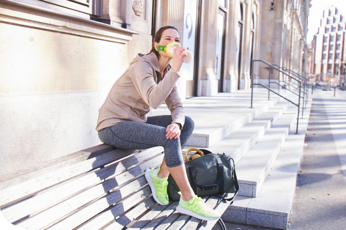 Frau trinkt Almased Shake nach dem Sport