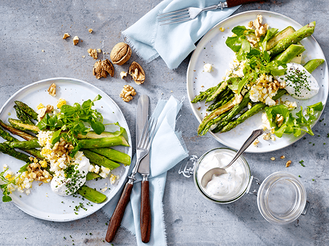 Lauwarmer grüner Spargel mit Ei, Walnüssen und Quarkcreme