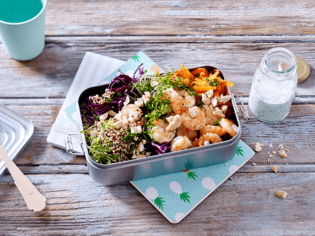 Bunter Quinoa Möhrensalat mit Garnelen, Sprossen, Rotkohl und Joghurtdressing
