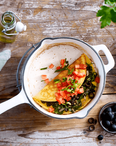 Frühstücksrezept Diätplan für Omelett mit Spinat Oliven und Tomatenwürfeln