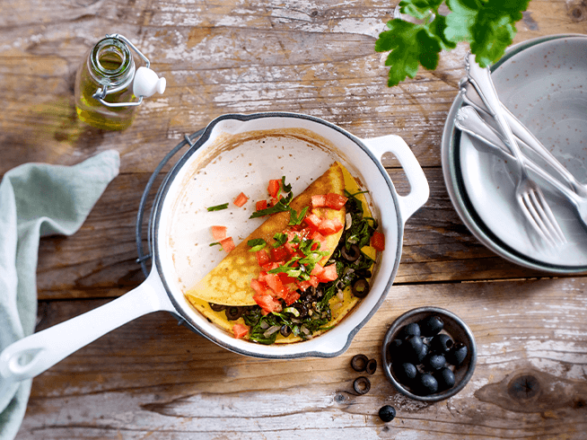 Omelett mit Spinat, Oliven und Tomatenwürfeln