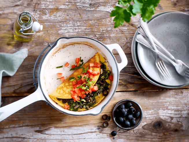 Omelett mit Spinat, Oliven und Tomatenwürfeln