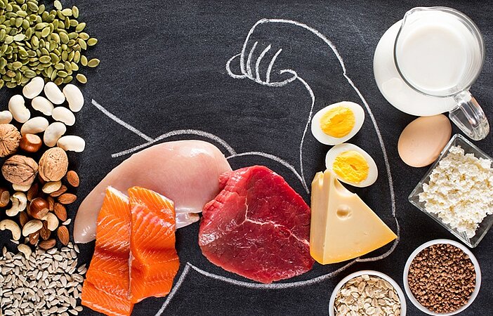 proteinreiche-Lebensmittel-Muskel-empfohlen-Kreidetafel