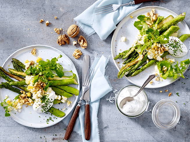 Grüner Spargel mit Ei, Walnüssen und Quarkcreme