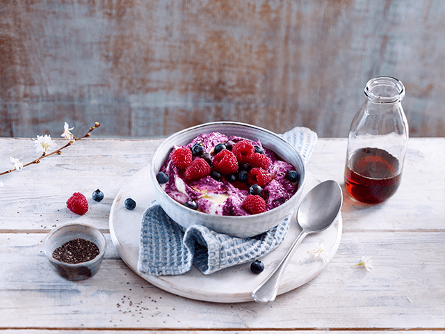 Skyr mit Almased und Beeren