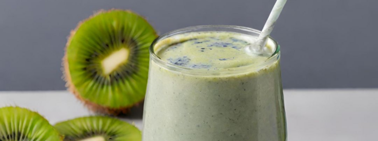 Grüner Shake mit Kiwi im Glas
